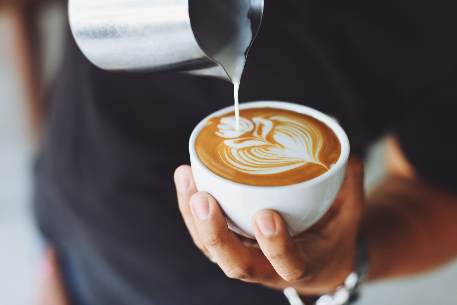 Vers bereide koffie in een keramieken kop