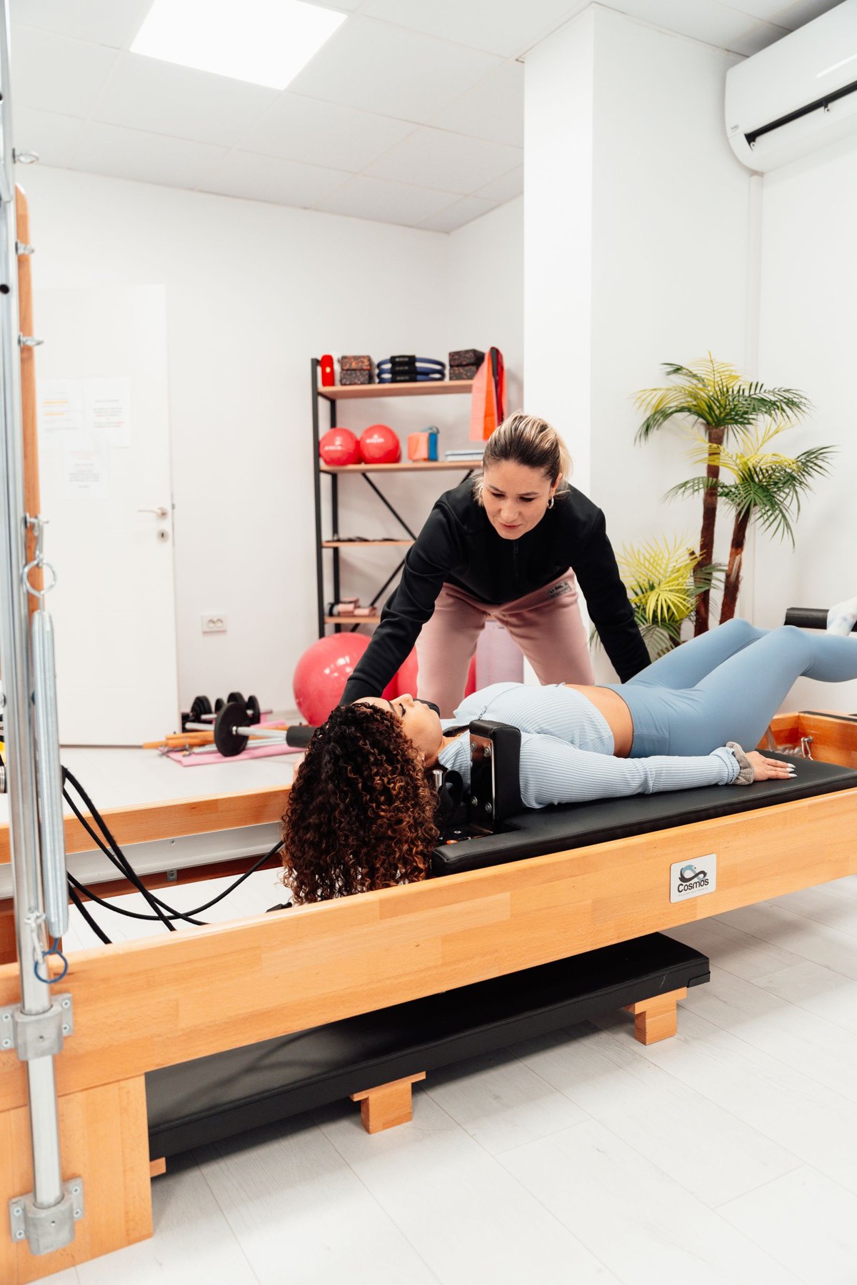 Reformer Pilates in een lichte studio