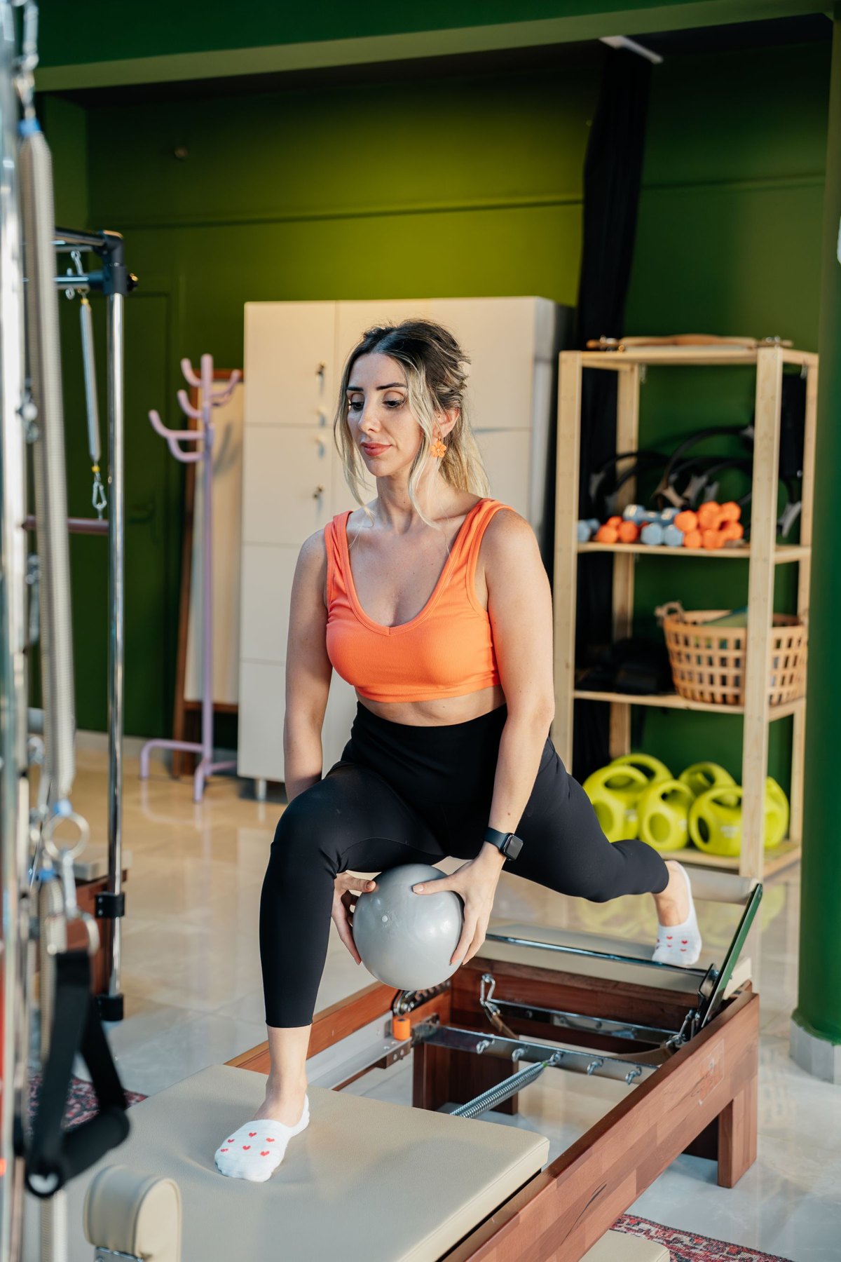 Reformer Pilates in een lichte studio